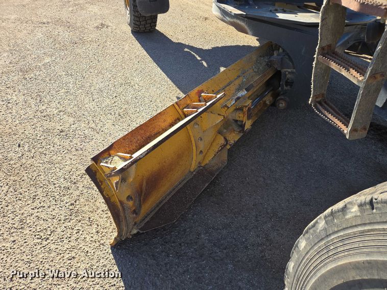 image for item EB1165 2015 John Deere 772G motor grader