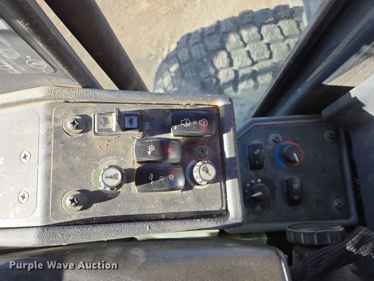 image for item EB1165 2015 John Deere 772G motor grader