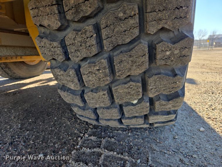 image for item EB1165 2015 John Deere 772G motor grader