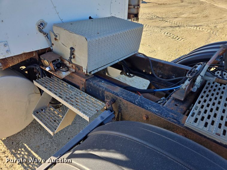 image for item EB1171 1994 International 9300 semi truck