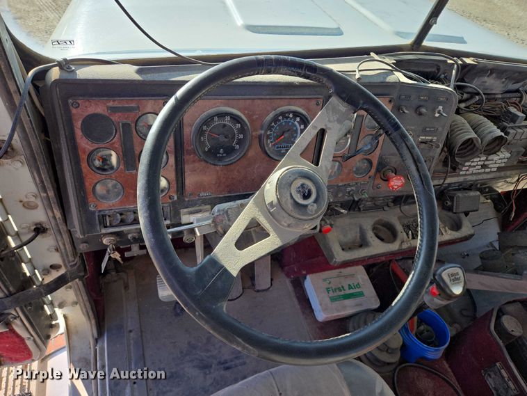 image for item EB1171 1994 International 9300 semi truck