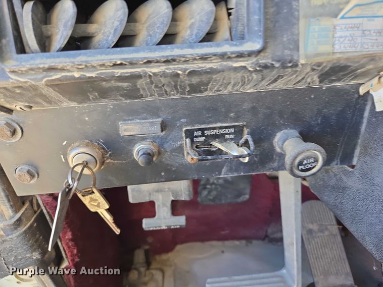 image for item EB1171 1994 International 9300 semi truck