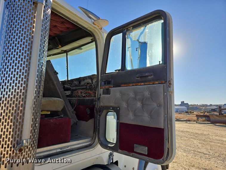 image for item EB1171 1994 International 9300 semi truck