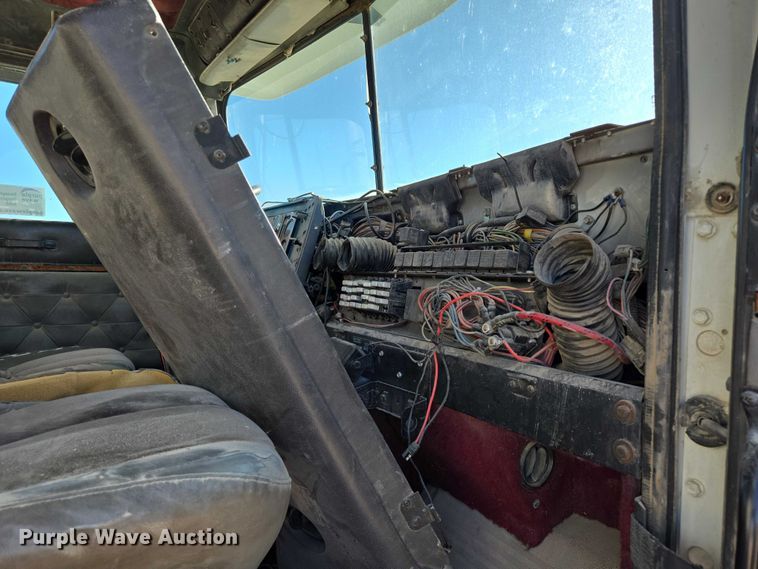 image for item EB1171 1994 International 9300 semi truck