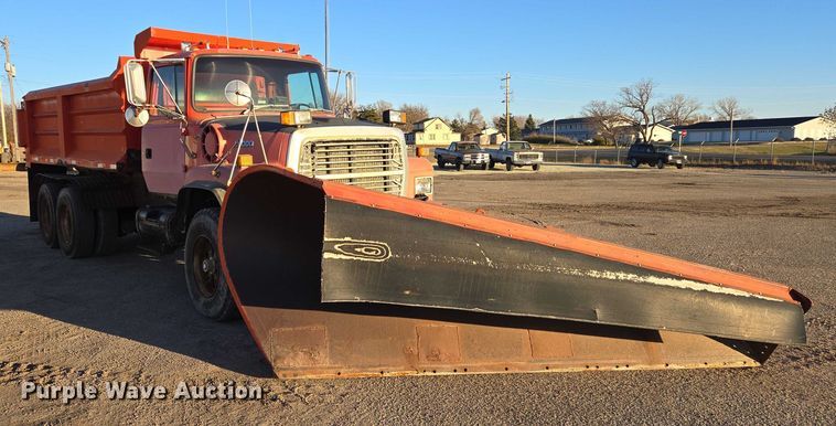 image for item EB1180 1992 Ford LT9000 dump truck