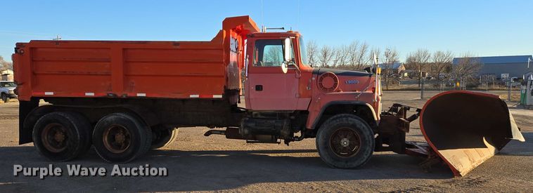 image for item EB1180 1992 Ford LT9000 dump truck