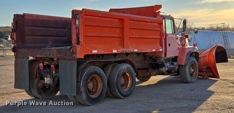 image for item EB1180 1992 Ford LT9000 dump truck