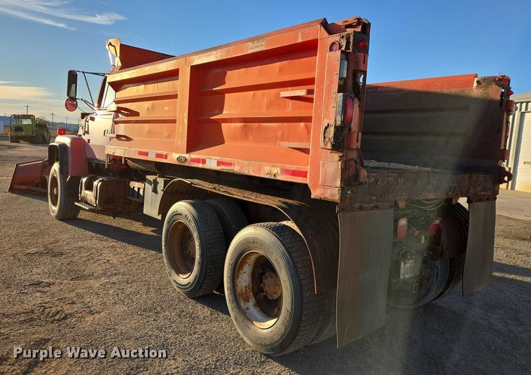 image for item EB1180 1992 Ford LT9000 dump truck