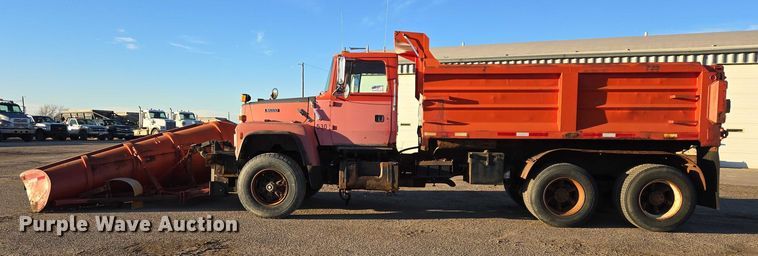 image for item EB1180 1992 Ford LT9000 dump truck
