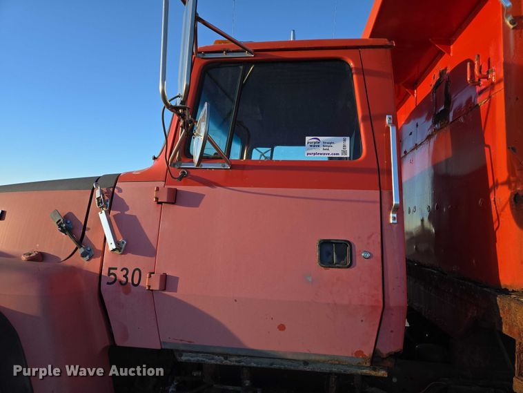 image for item EB1180 1992 Ford LT9000 dump truck