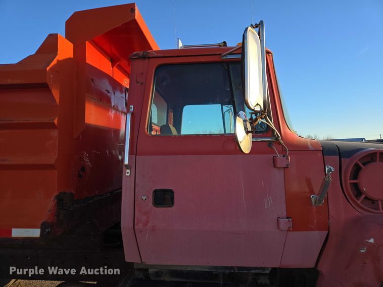 image for item EB1180 1992 Ford LT9000 dump truck