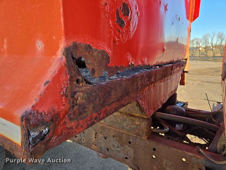 image for item EB1180 1992 Ford LT9000 dump truck