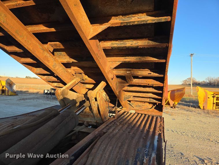 image for item EB1180 1992 Ford LT9000 dump truck