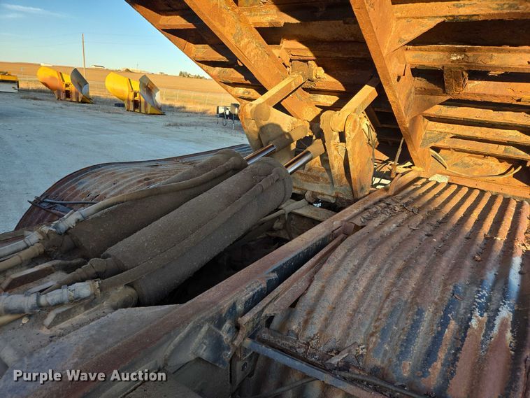 image for item EB1180 1992 Ford LT9000 dump truck