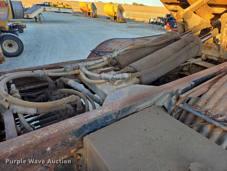 image for item EB1180 1992 Ford LT9000 dump truck