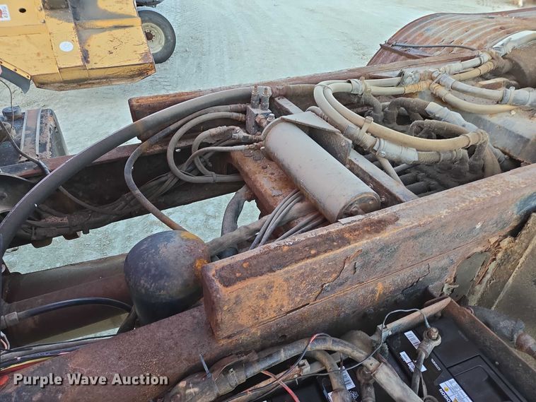 image for item EB1180 1992 Ford LT9000 dump truck