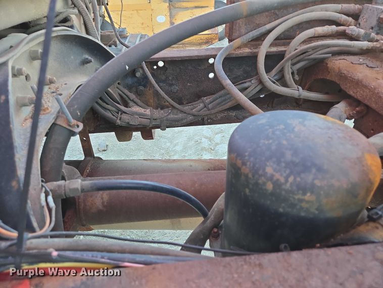 image for item EB1180 1992 Ford LT9000 dump truck