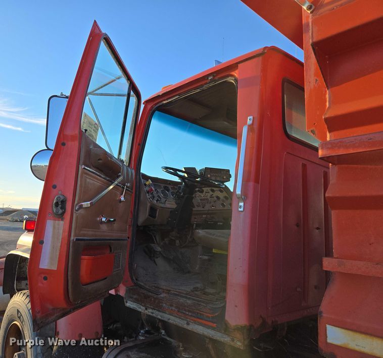 image for item EB1180 1992 Ford LT9000 dump truck