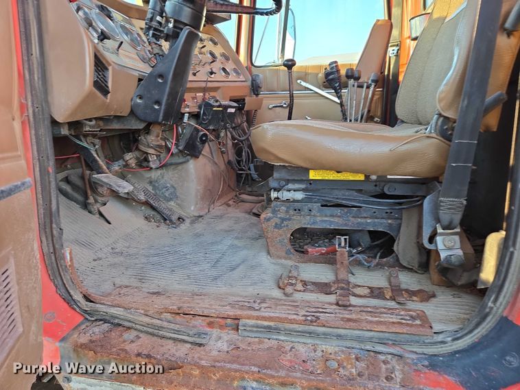 image for item EB1180 1992 Ford LT9000 dump truck