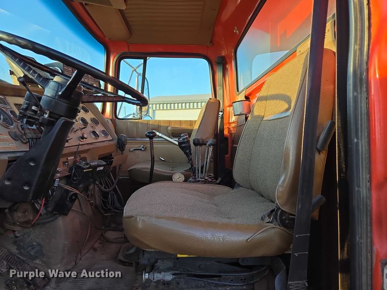 image for item EB1180 1992 Ford LT9000 dump truck