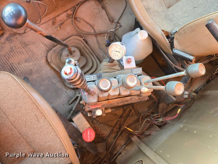 image for item EB1180 1992 Ford LT9000 dump truck