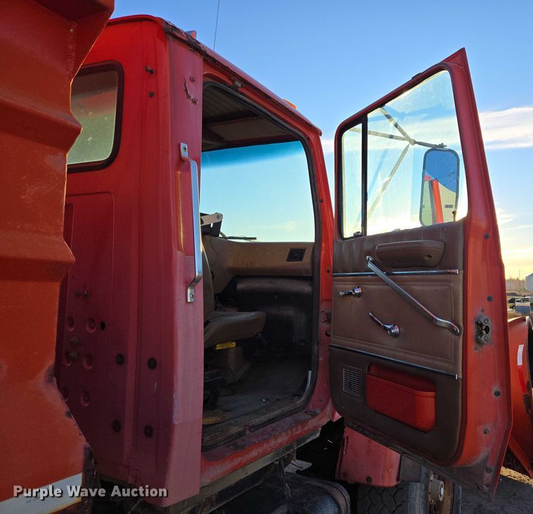image for item EB1180 1992 Ford LT9000 dump truck