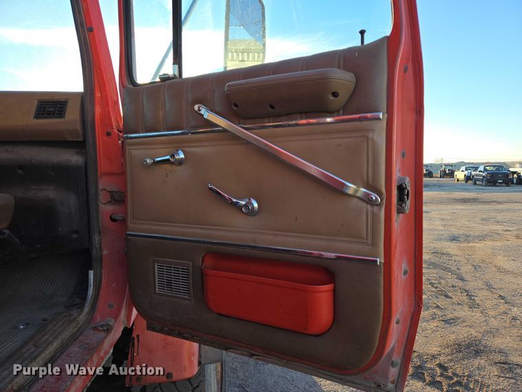 image for item EB1180 1992 Ford LT9000 dump truck