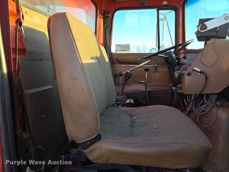 image for item EB1180 1992 Ford LT9000 dump truck