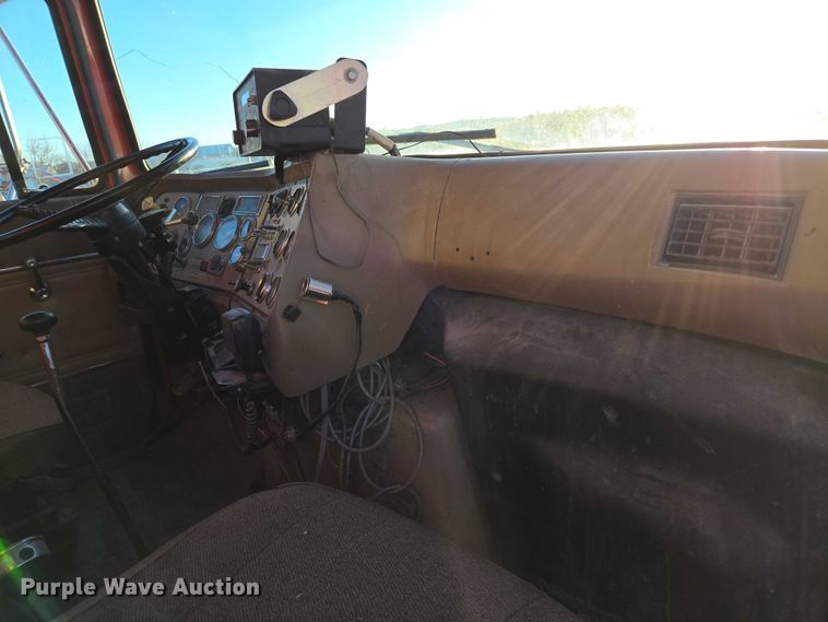 image for item EB1180 1992 Ford LT9000 dump truck