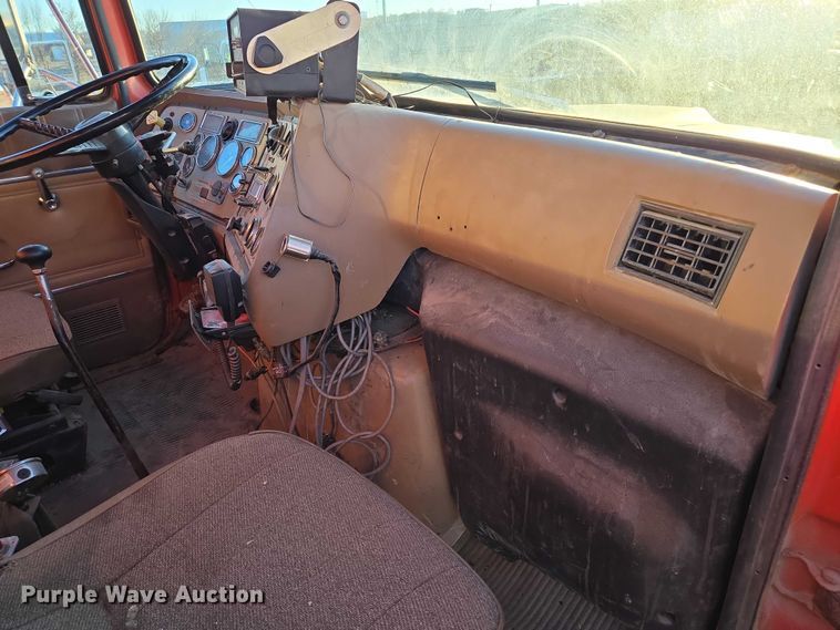 image for item EB1180 1992 Ford LT9000 dump truck