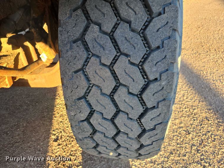 image for item EB1180 1992 Ford LT9000 dump truck