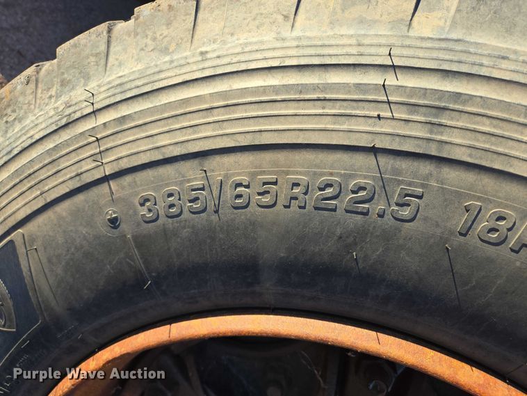 image for item EB1180 1992 Ford LT9000 dump truck