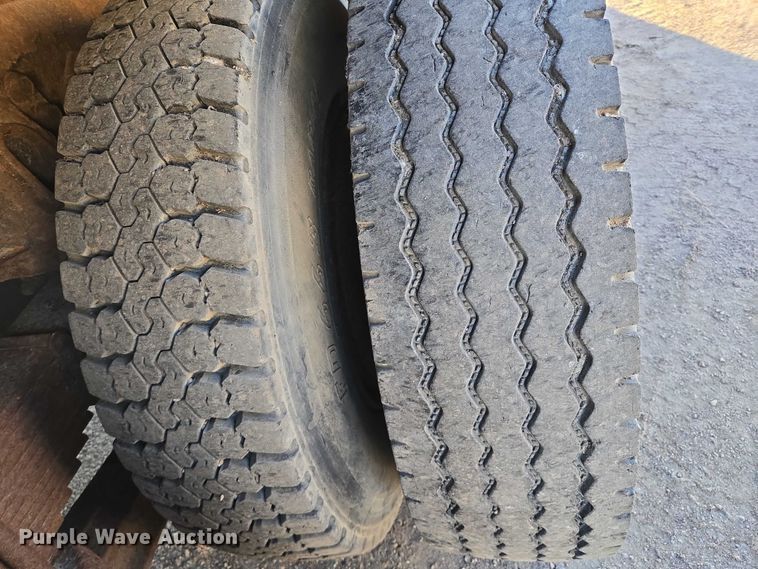 image for item EB1180 1992 Ford LT9000 dump truck