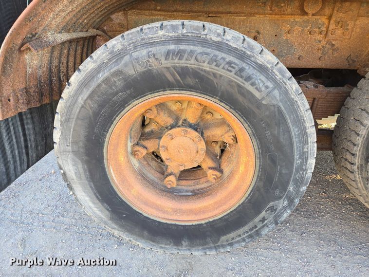 image for item EB1180 1992 Ford LT9000 dump truck
