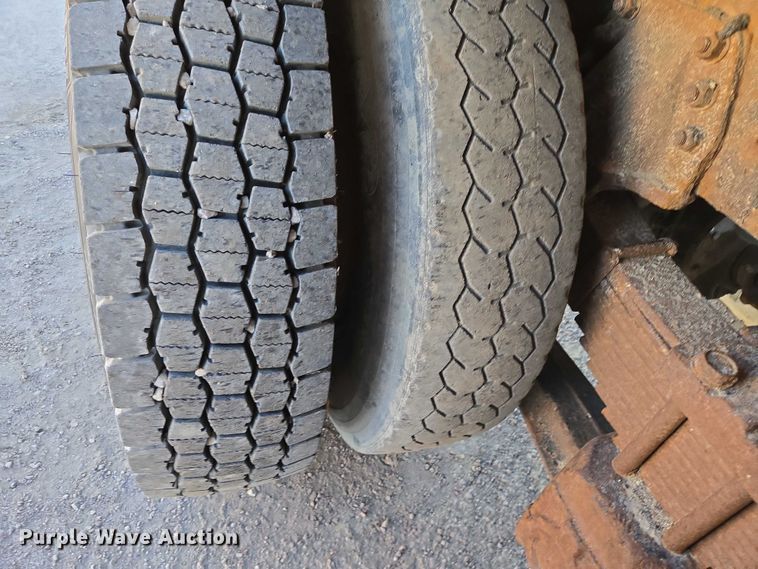 image for item EB1180 1992 Ford LT9000 dump truck