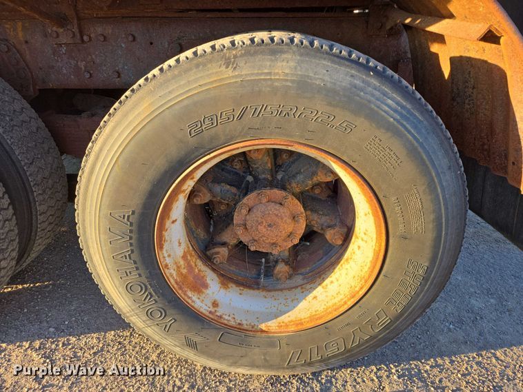 image for item EB1180 1992 Ford LT9000 dump truck