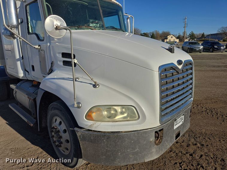 image for item EB1181 2007 Mack Vision semi truck