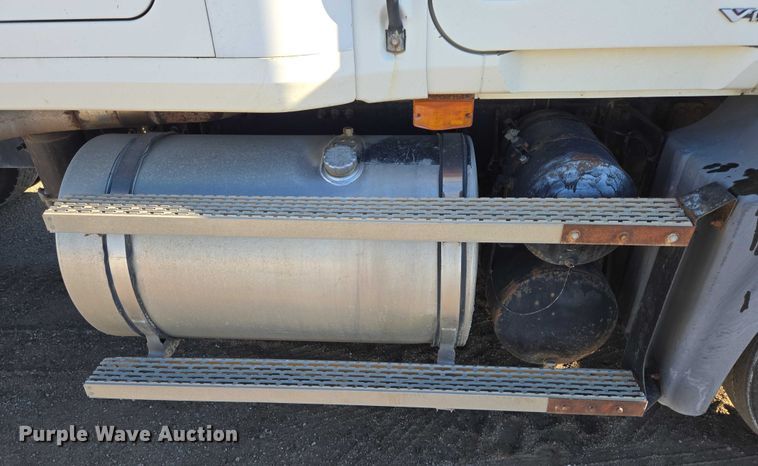 image for item EB1181 2007 Mack Vision semi truck