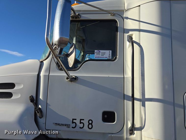 image for item EB1181 2007 Mack Vision semi truck