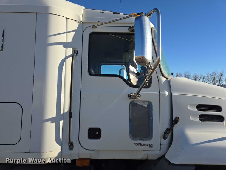 image for item EB1181 2007 Mack Vision semi truck