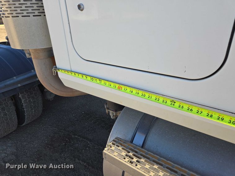 image for item EB1181 2007 Mack Vision semi truck