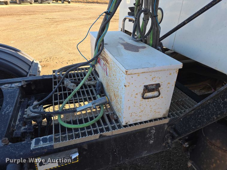 image for item EB1181 2007 Mack Vision semi truck