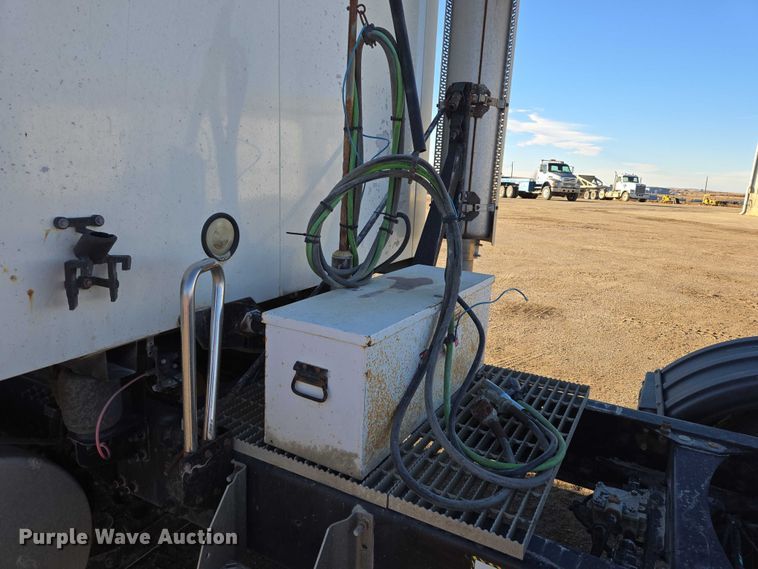 image for item EB1181 2007 Mack Vision semi truck