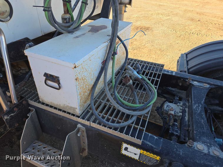 image for item EB1181 2007 Mack Vision semi truck