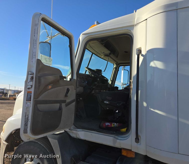 image for item EB1181 2007 Mack Vision semi truck