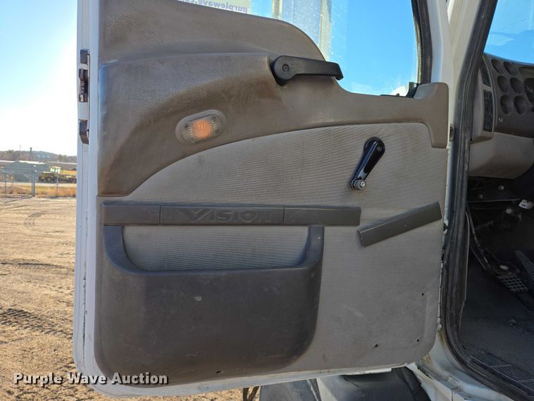 image for item EB1181 2007 Mack Vision semi truck