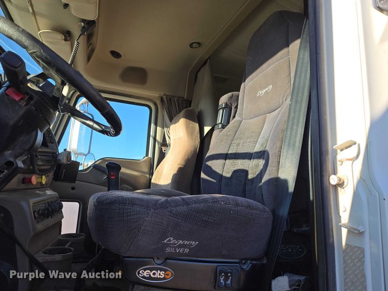 image for item EB1181 2007 Mack Vision semi truck