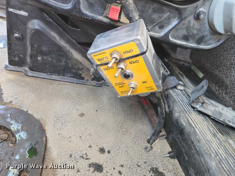 image for item EB1181 2007 Mack Vision semi truck