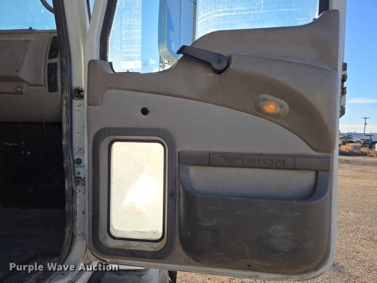 image for item EB1181 2007 Mack Vision semi truck