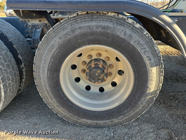 image for item EB1181 2007 Mack Vision semi truck